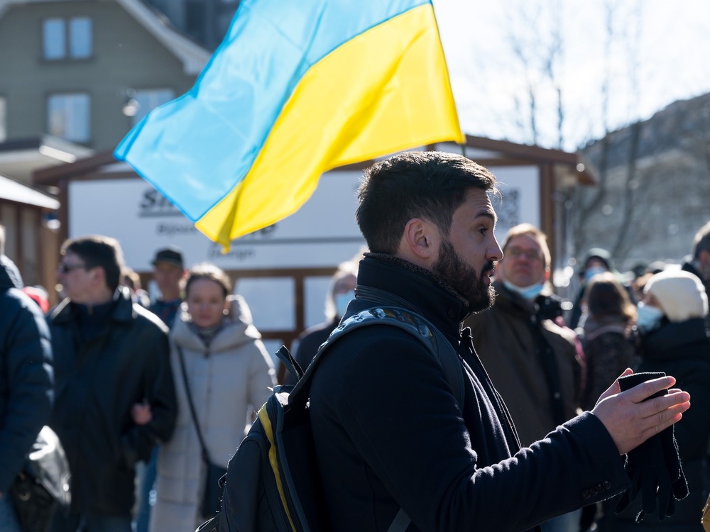 Cedric Wehrmut an einer Kundgebung für die Ukraine