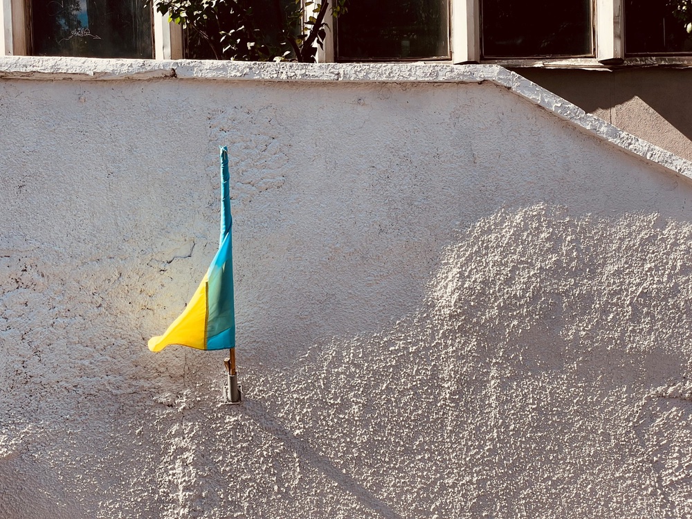 Ukraine Flagge an einem Gebäude in Kiew
