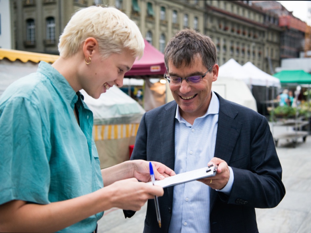 Mann auf dem Bundesplatz sammelt Unterschriften