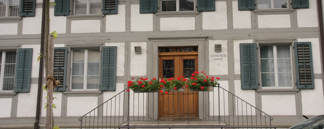 Aussenansicht Eingang zum Gemeindehaus Laupen