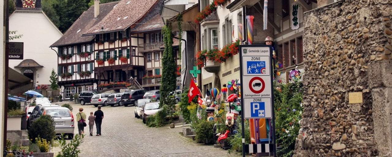 Marktgasse Laupen mit Kirche im Hintergrund