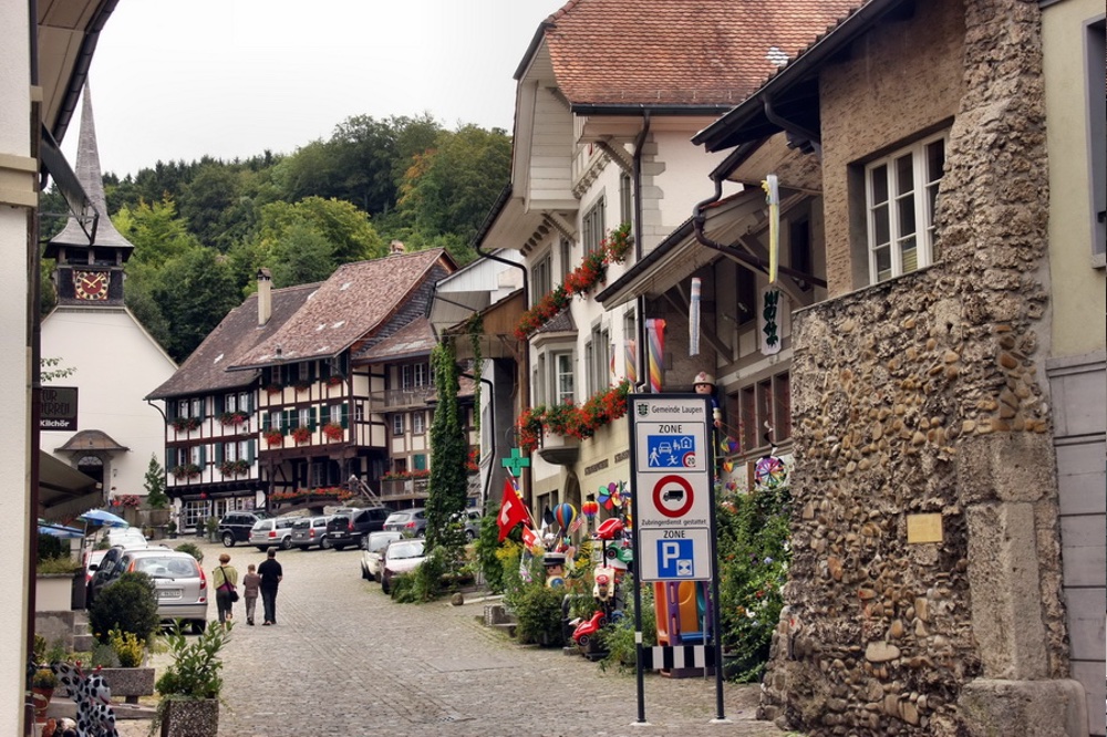 Marktgasse Laupen mit Kirche im Hintergrund