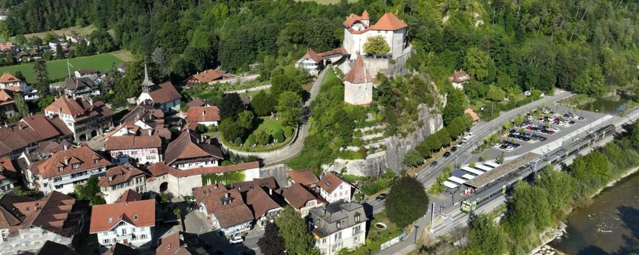 Luftaufnahme Stedtli Laupen mit Schloss