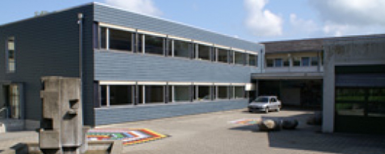 Aussenaufnahme Eingangsbereich der Schule Laupen