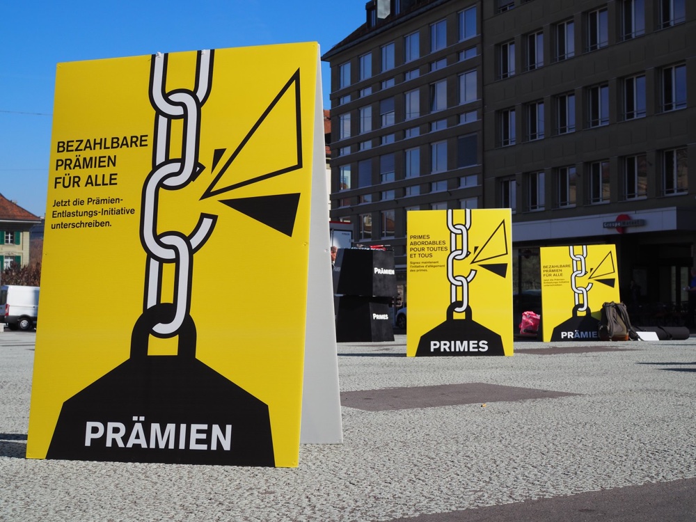 Plakate für bezahlbare Prämien auf dem Bundesplatz