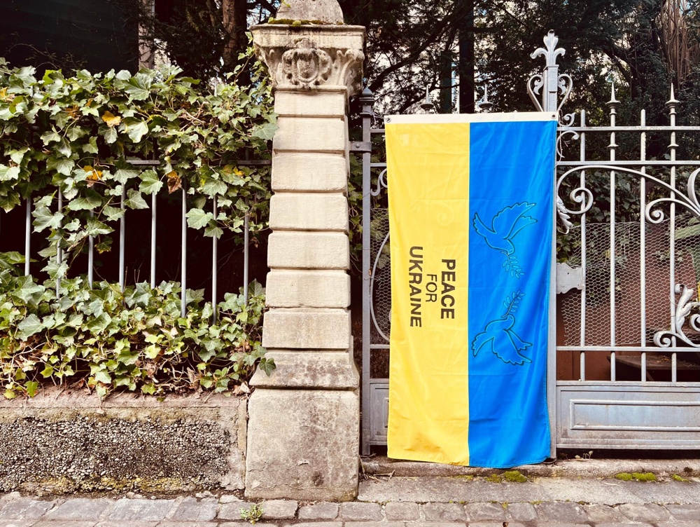 Ukraine Flagge mit Aufdruck Peace for Ukraine
