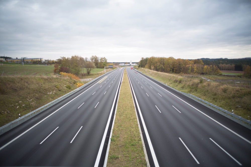 Leere Autobahn zweispurig